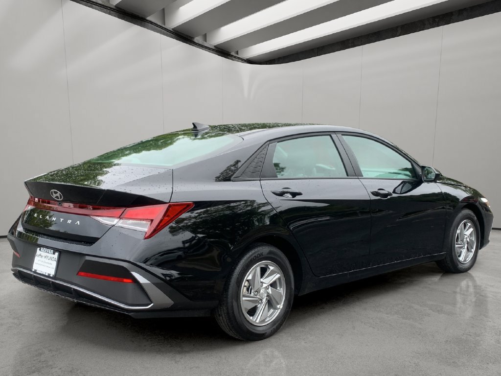 Certified 2026 Hyundai Elantra SE w/ Cargo Package FWD image 5