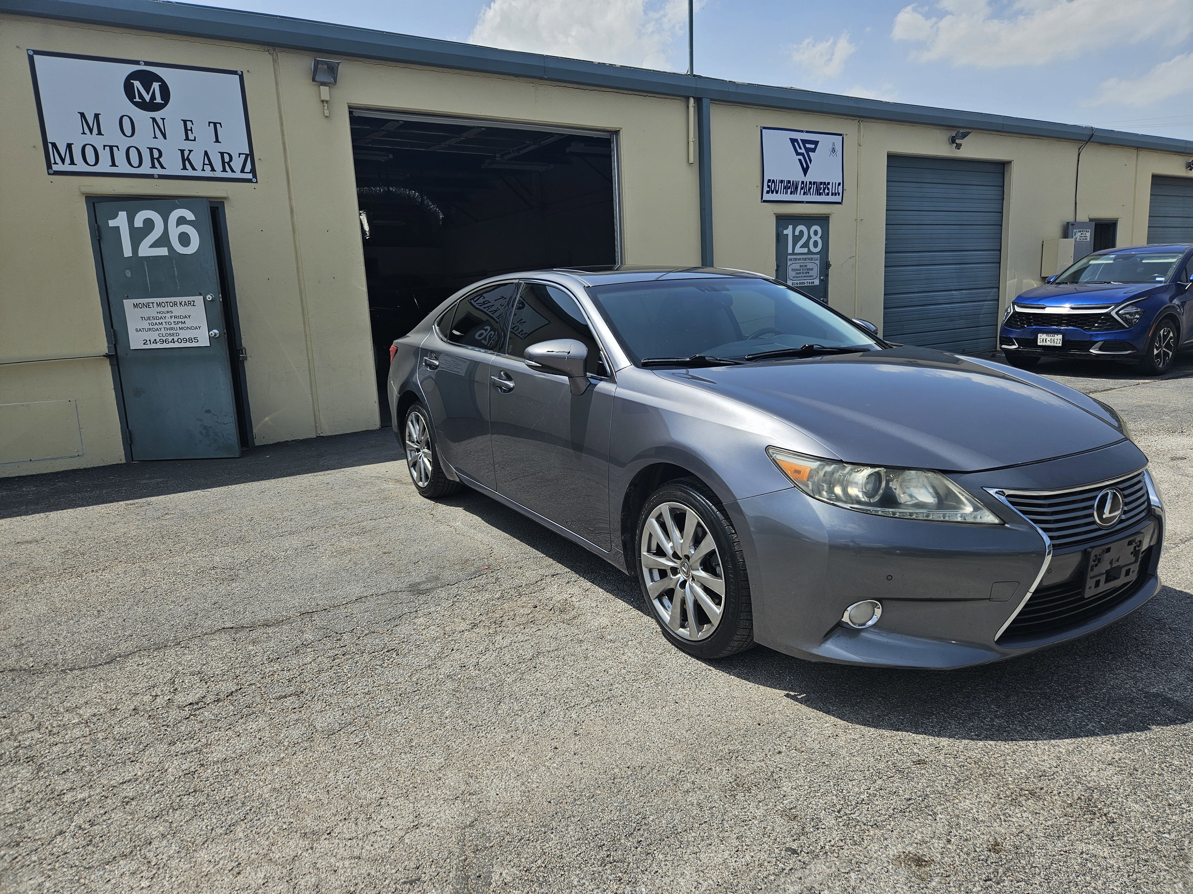 Used 2013 Lexus ES 350 w/ Luxury Pkg FWD image 2