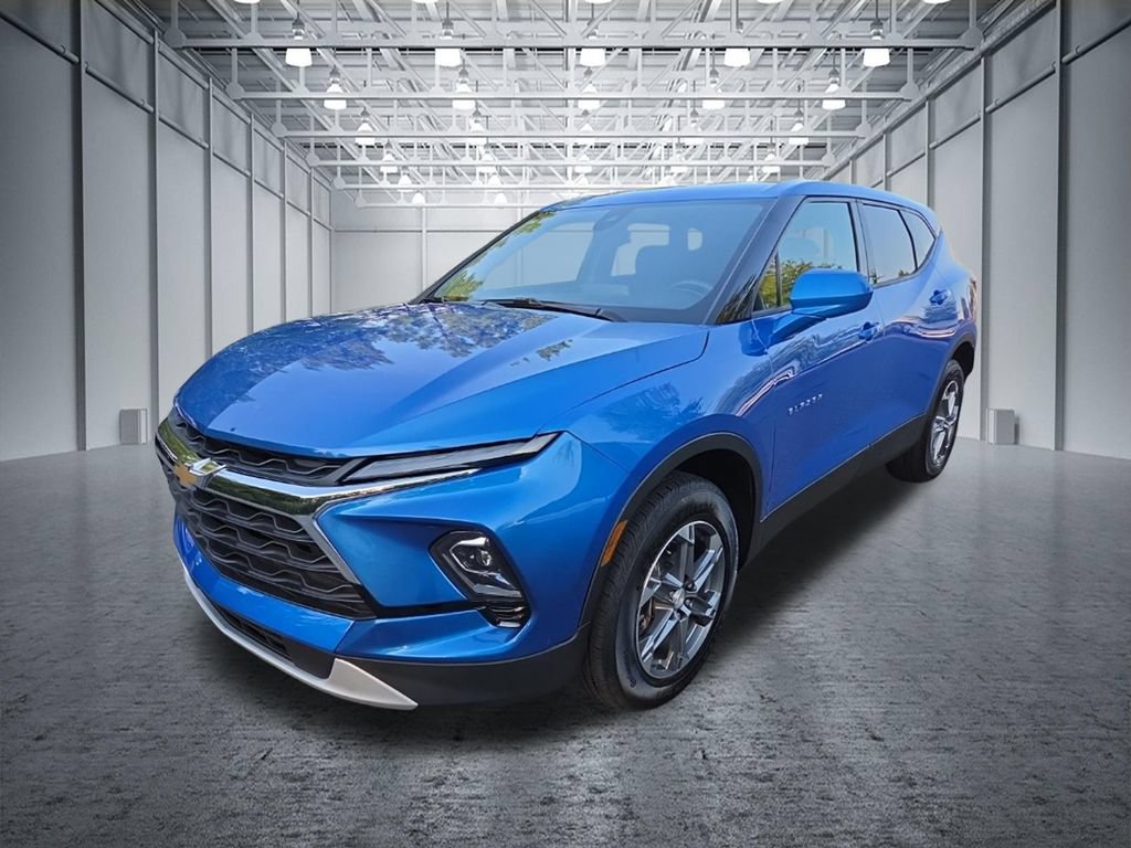 Used 2025 Chevrolet Blazer LT FWD image 3