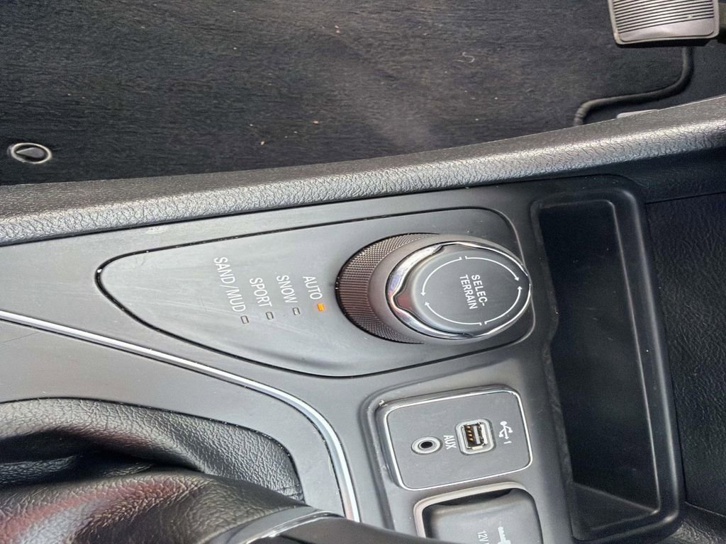 Used 2022 Jeep Cherokee Latitude Lux w/ Sun & Sound Group image 38