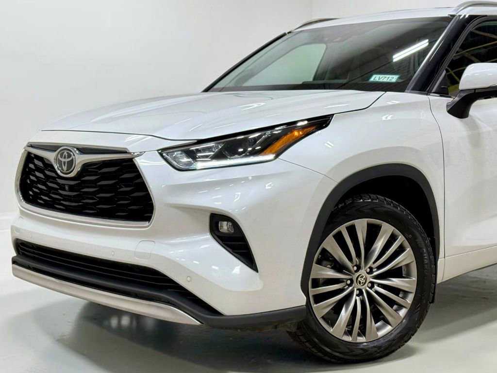 Used 2022 Toyota Highlander Limited image 2