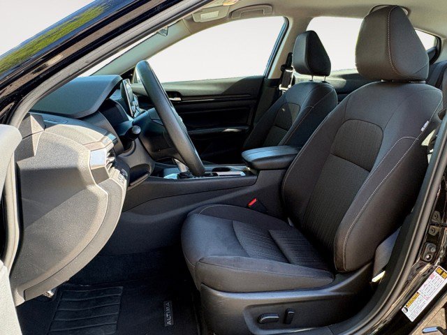 Used 2025 Nissan Altima 2.5 SV FWD image 2