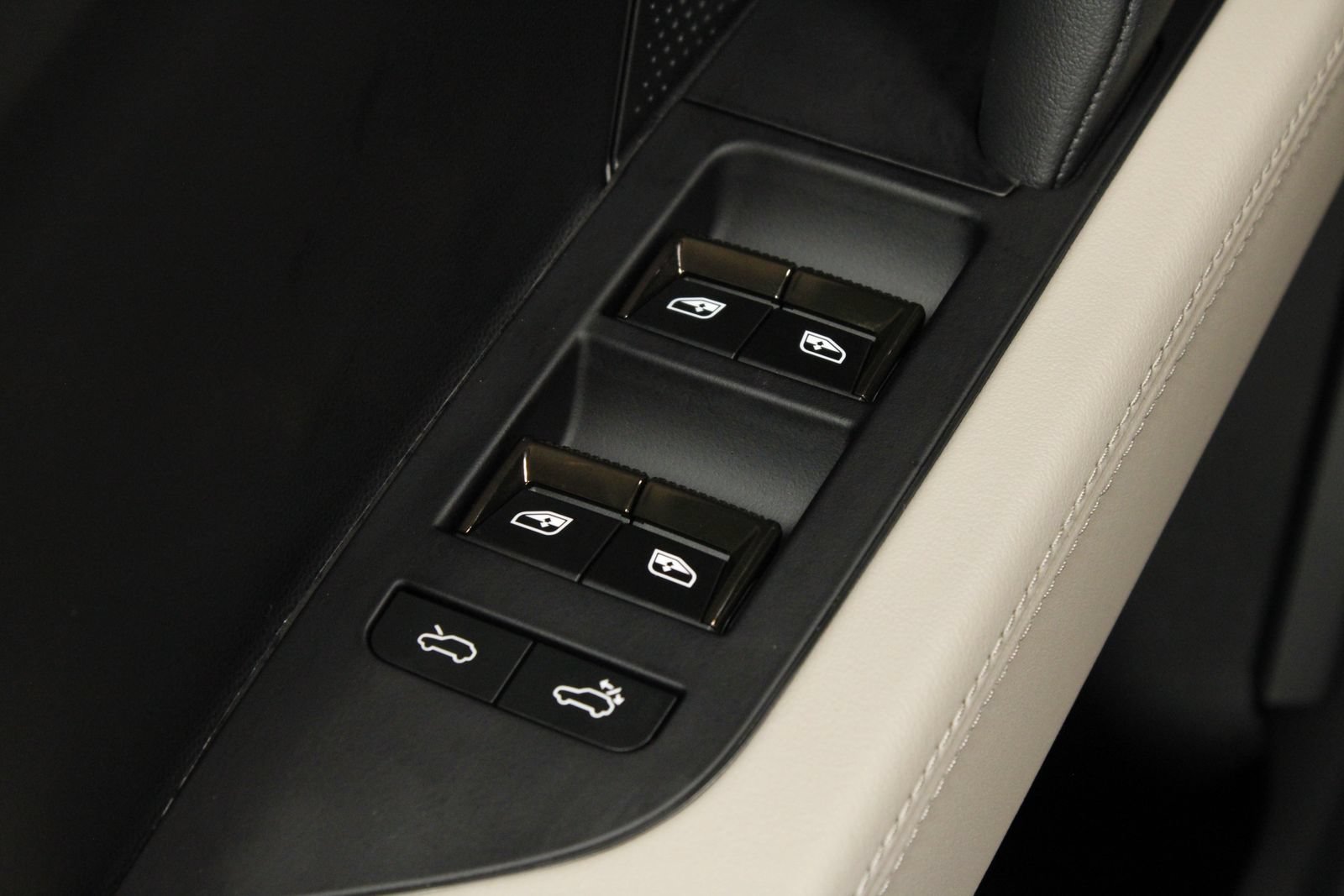 Used 2026 Porsche Cayenne Electric AWD/4WD image 33