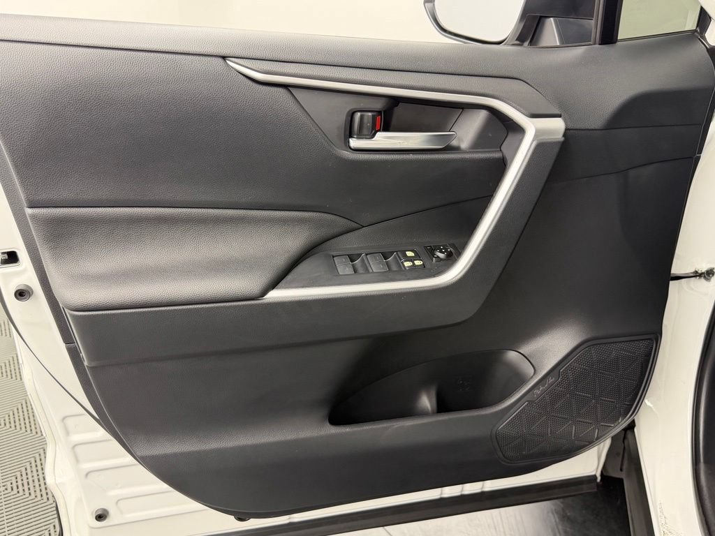 Used 2025 Toyota RAV4 XLE FWD image 19