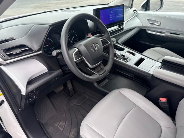 Used 2025 Toyota Sienna XLE FWD image 22