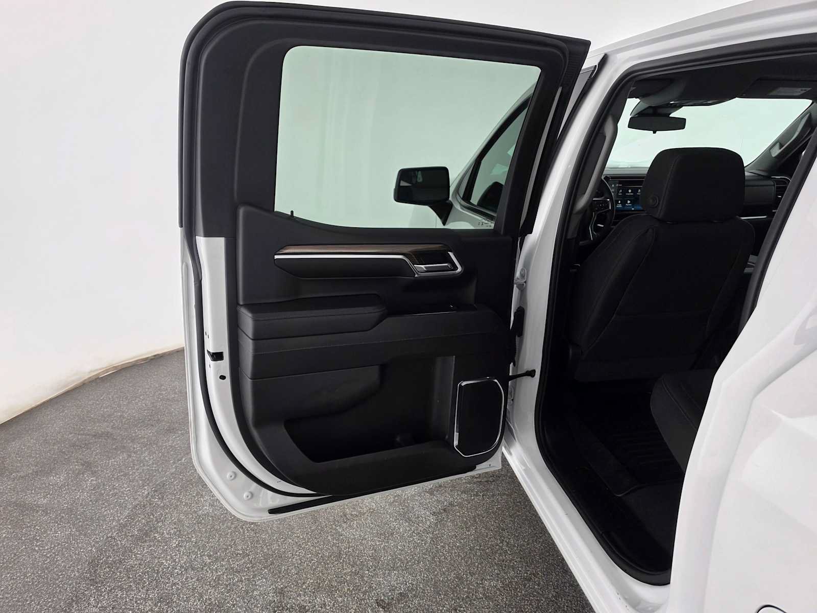 Used 2024 Chevrolet Silverado 1500 LT AWD/4WD image 16