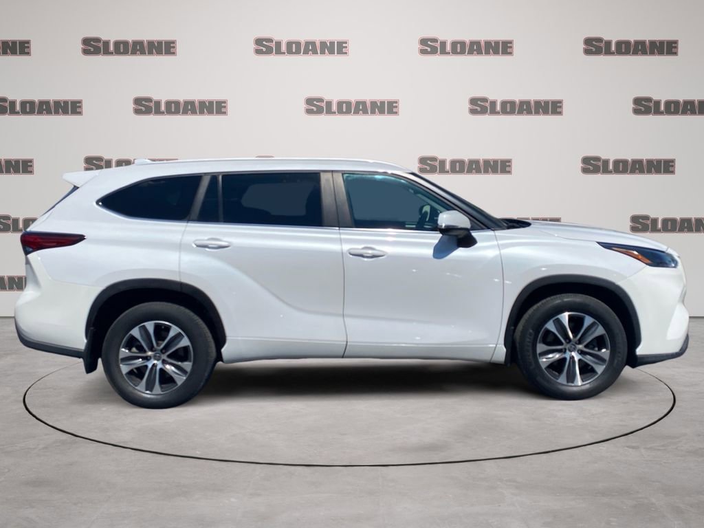 Used 2023 Toyota Highlander XLE AWD/4WD image 6