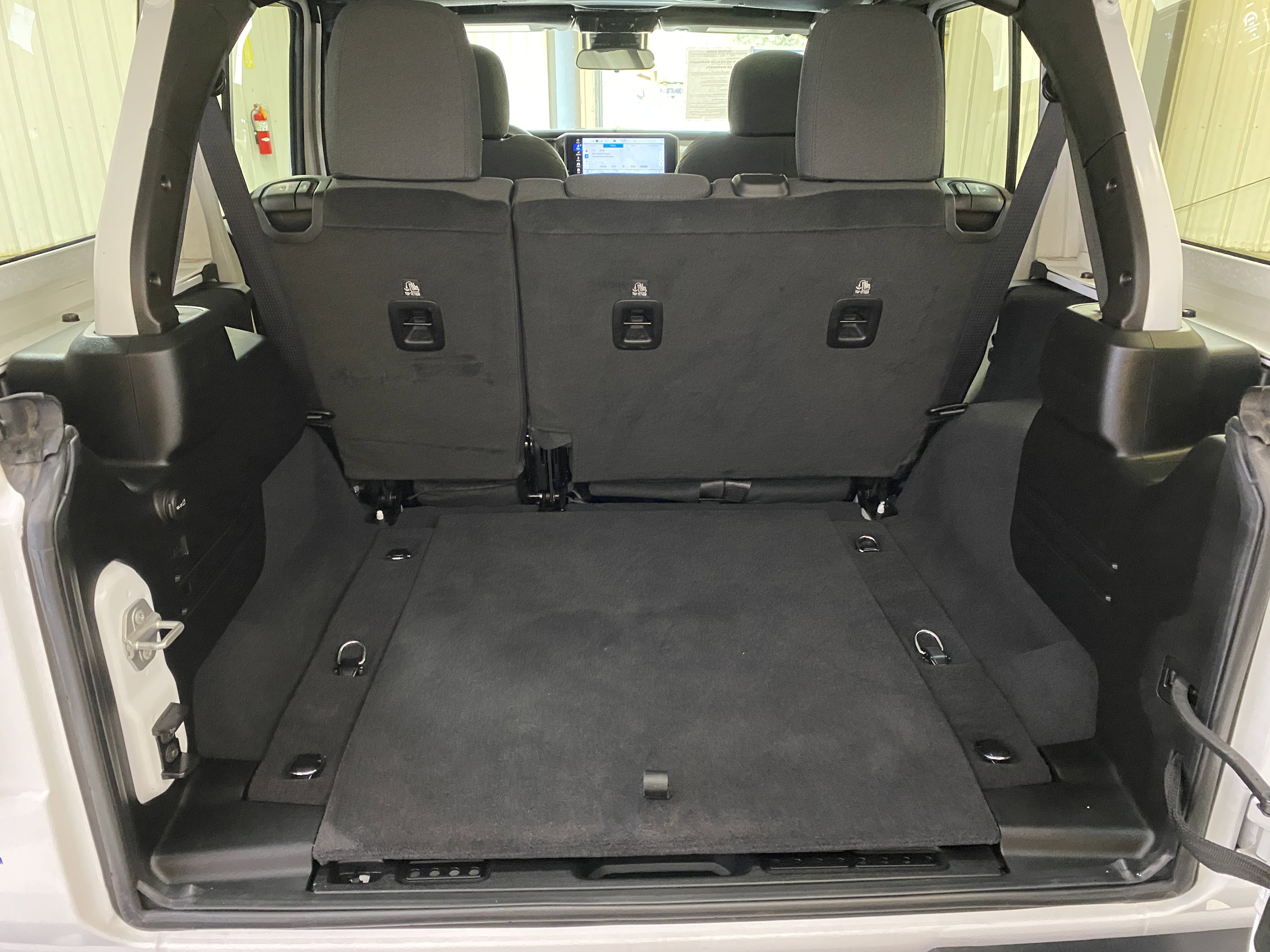 Used 2025 Jeep Wrangler Sahara image 29