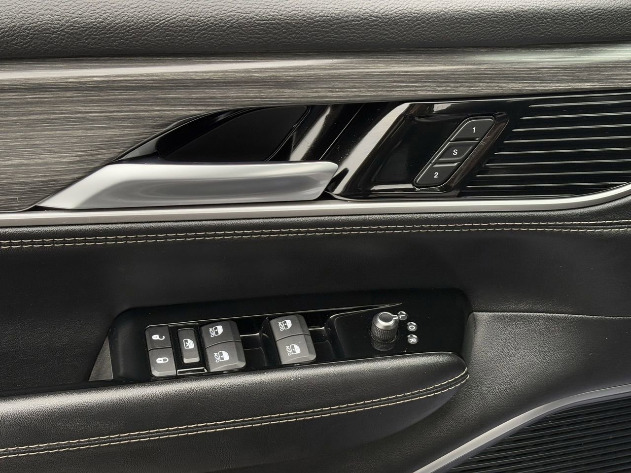 Used 2024 Jeep Wagoneer L Series II image 24