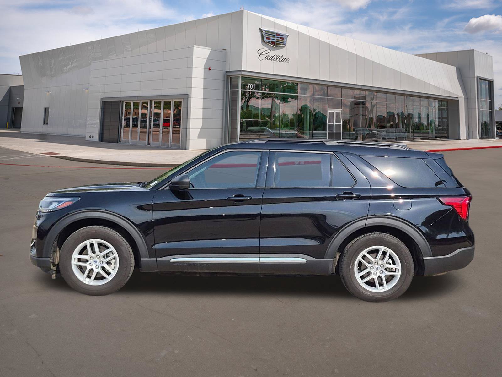 Used 2025 Ford Explorer Active w/ Active Comfort Package RWD image 3
