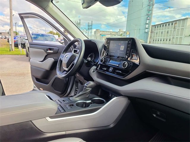 Used 2022 Toyota Highlander XLE image 17