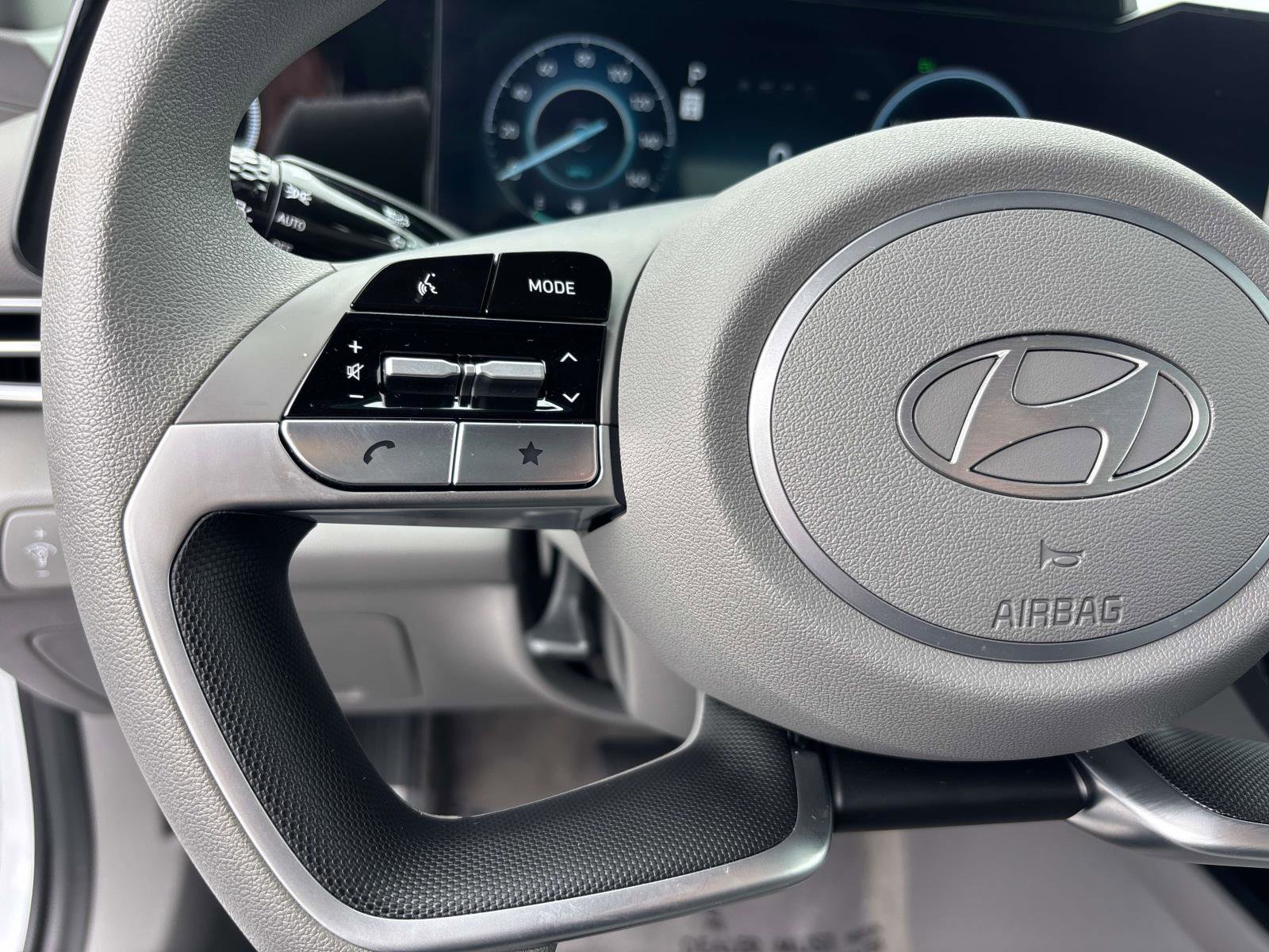 Used 2024 Hyundai Elantra Blue image 17