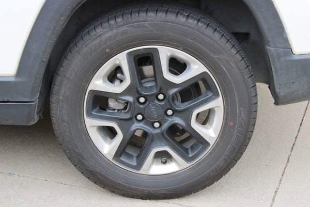 Used 2017 Jeep Compass Trailhawk AWD/4WD image 24