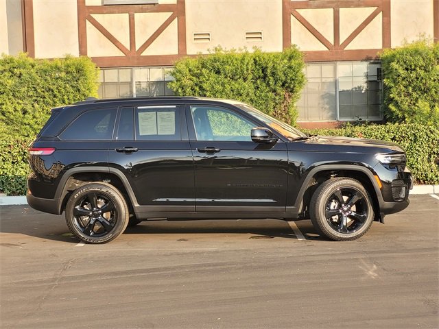Used 2025 Jeep Grand Cherokee Altitude image 4