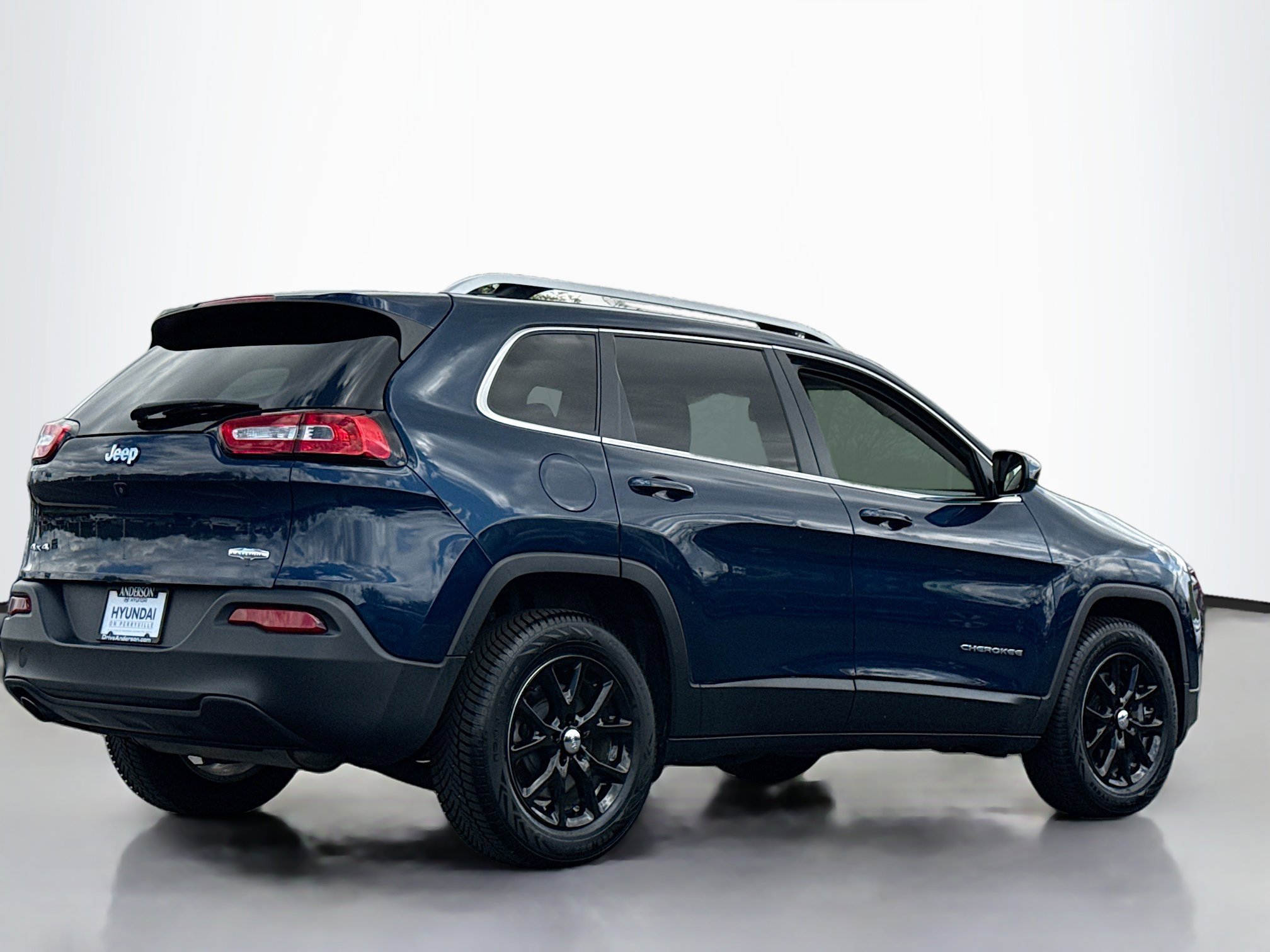 Used 2018 Jeep Cherokee Latitude Plus w/ Cold Weather Group AWD/4WD image 2