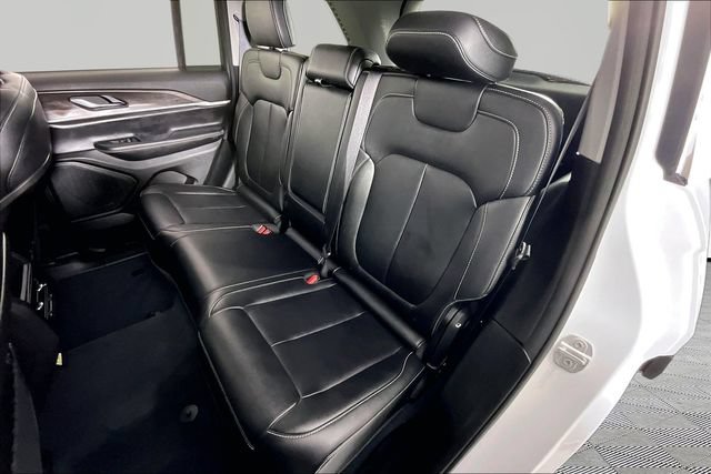 Used 2023 Jeep Grand Cherokee Limited w/ Black Appearance Package AWD/4WD image 21