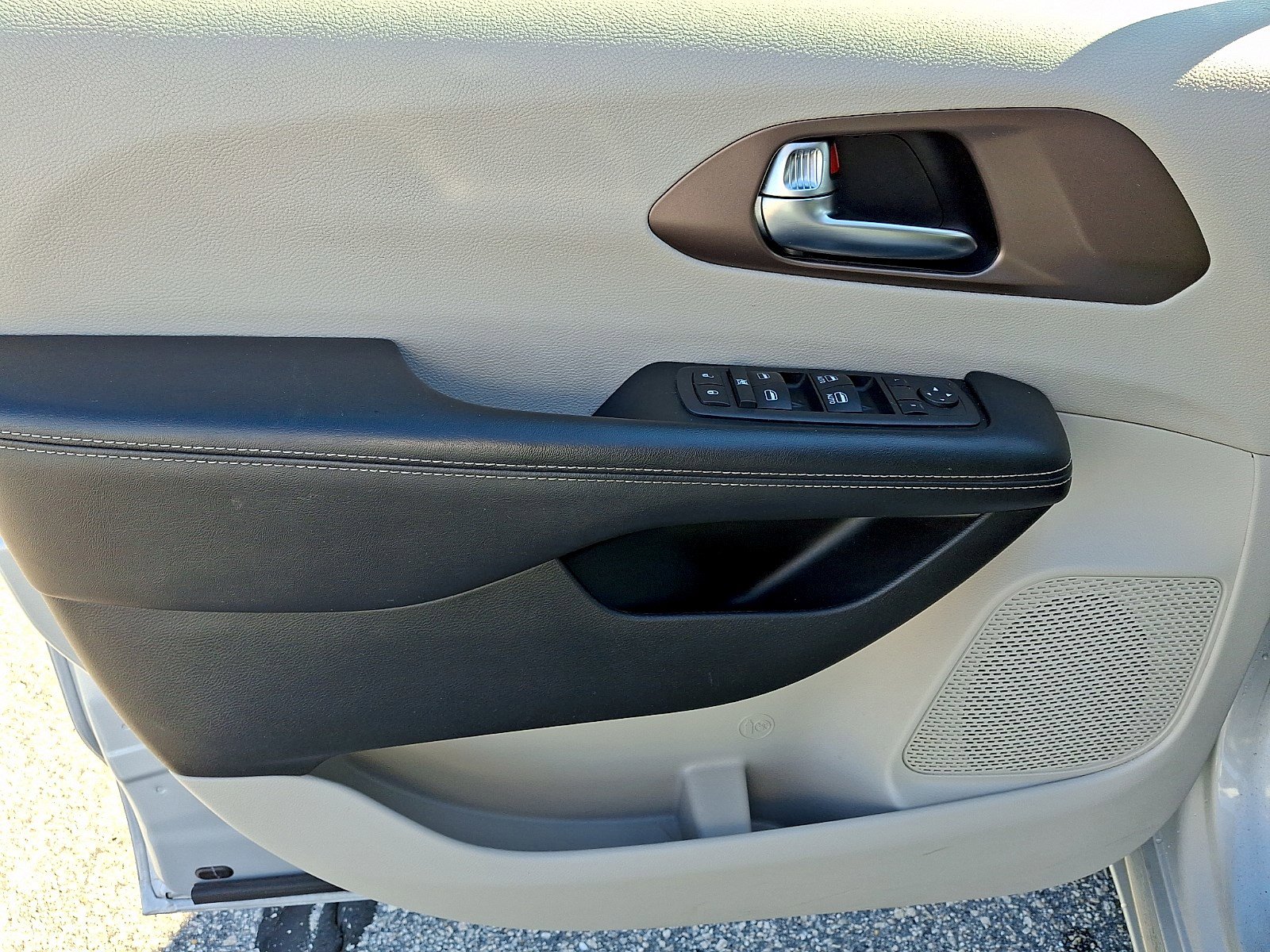 Used 2022 Chrysler Voyager LX image 11