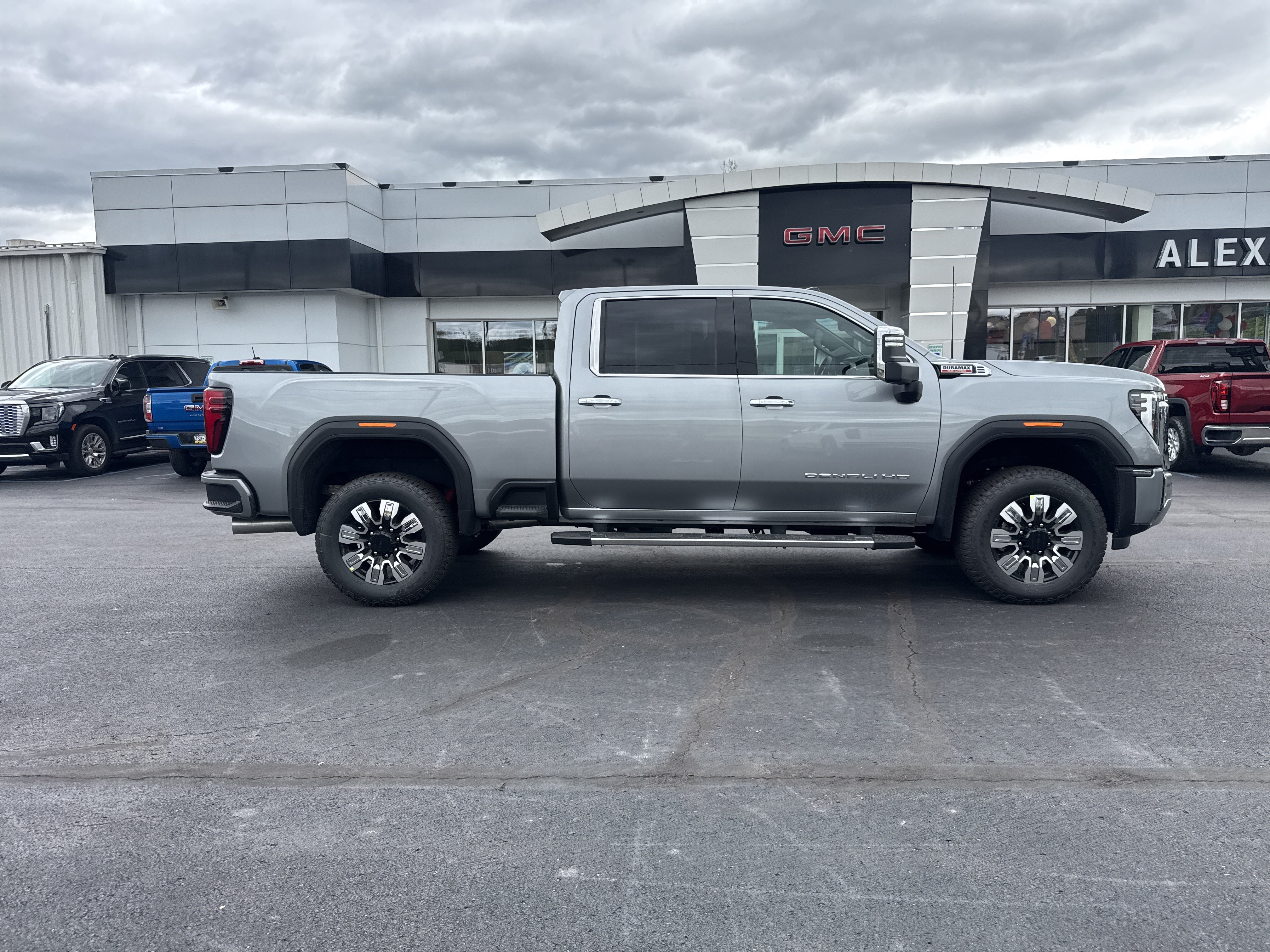 New 2026 GMC Sierra 2500 Denali w/ Denali Reserve Package AWD/4WD image 2