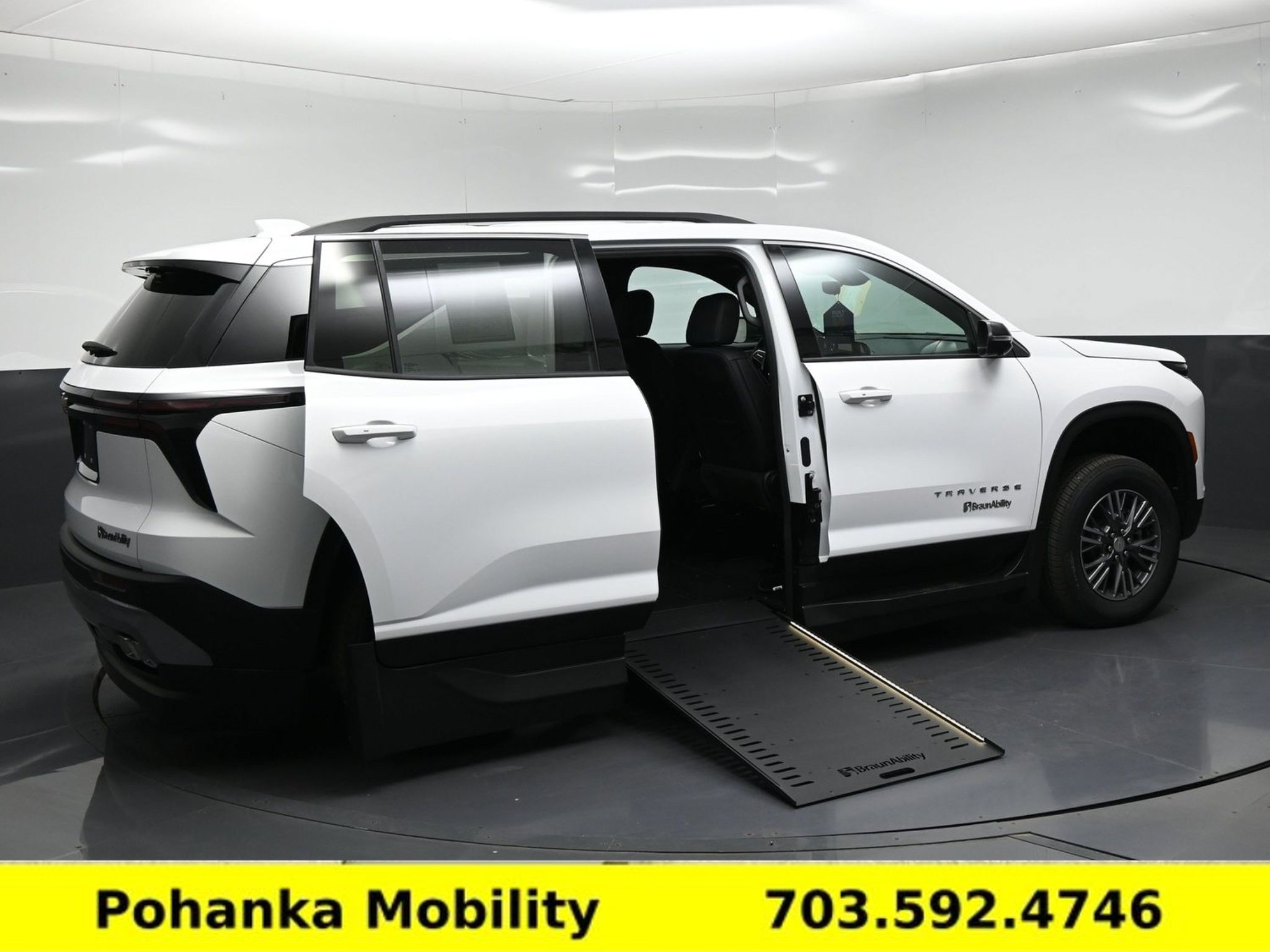 Used 2026 Chevrolet Traverse LT w/ Driver Confidence Package FWD image 7