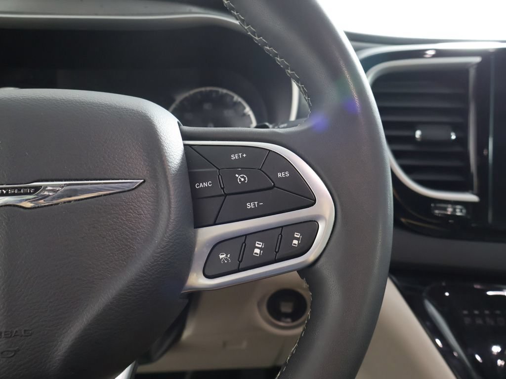Used 2023 Chrysler Pacifica Touring-L FWD image 41