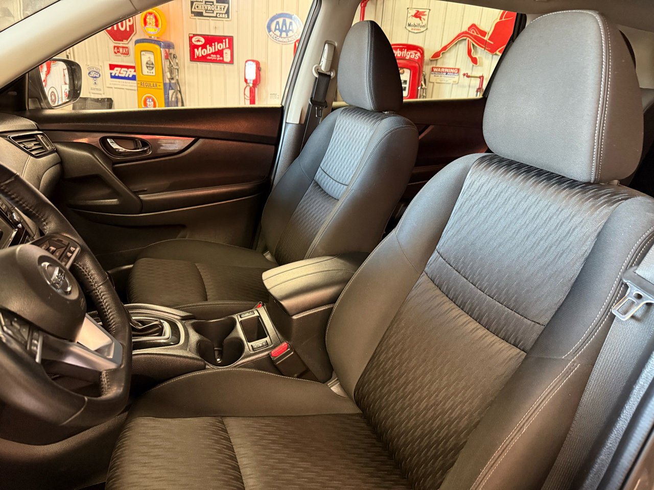 Used 2020 Nissan Rogue SV image 16