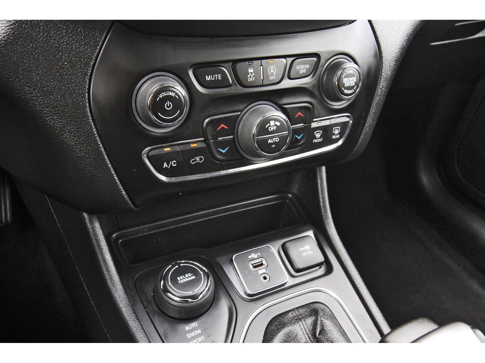 Used 2022 Jeep Cherokee Latitude Lux w/ Sun & Sound Group image 27