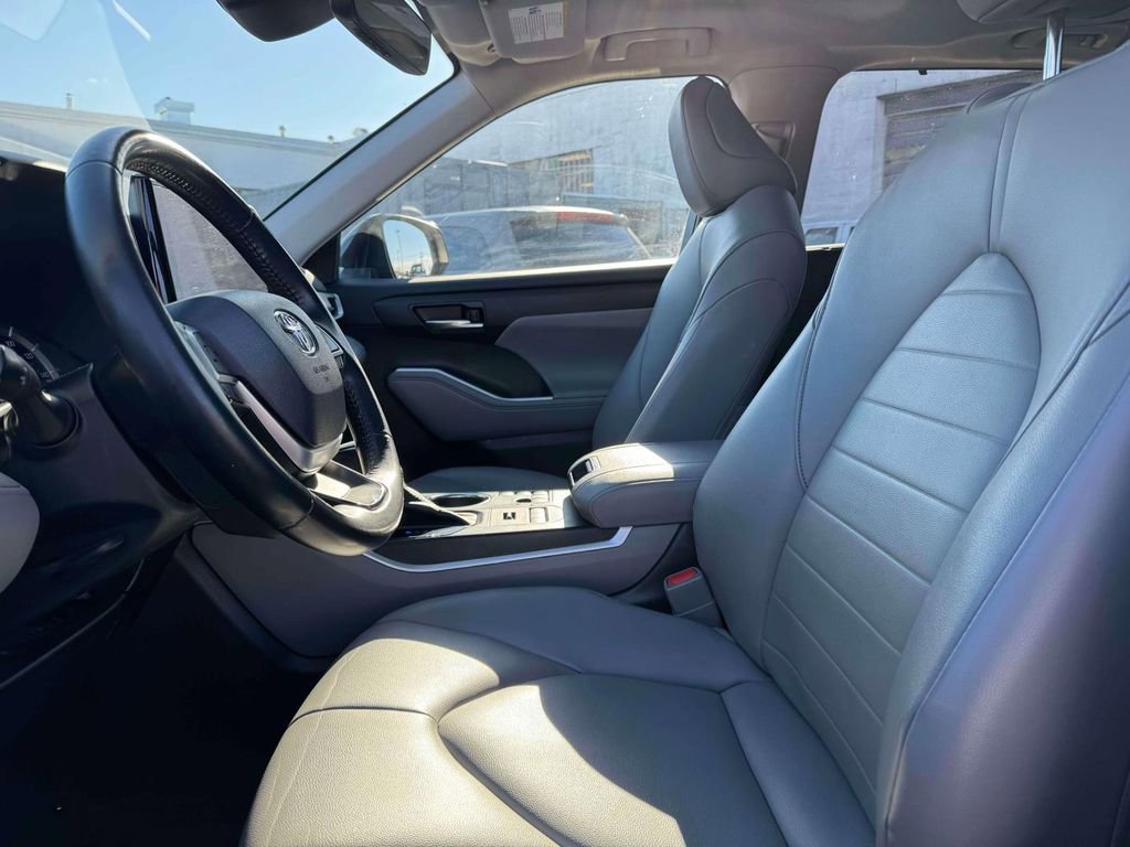 Used 2023 Toyota Highlander XLE image 14