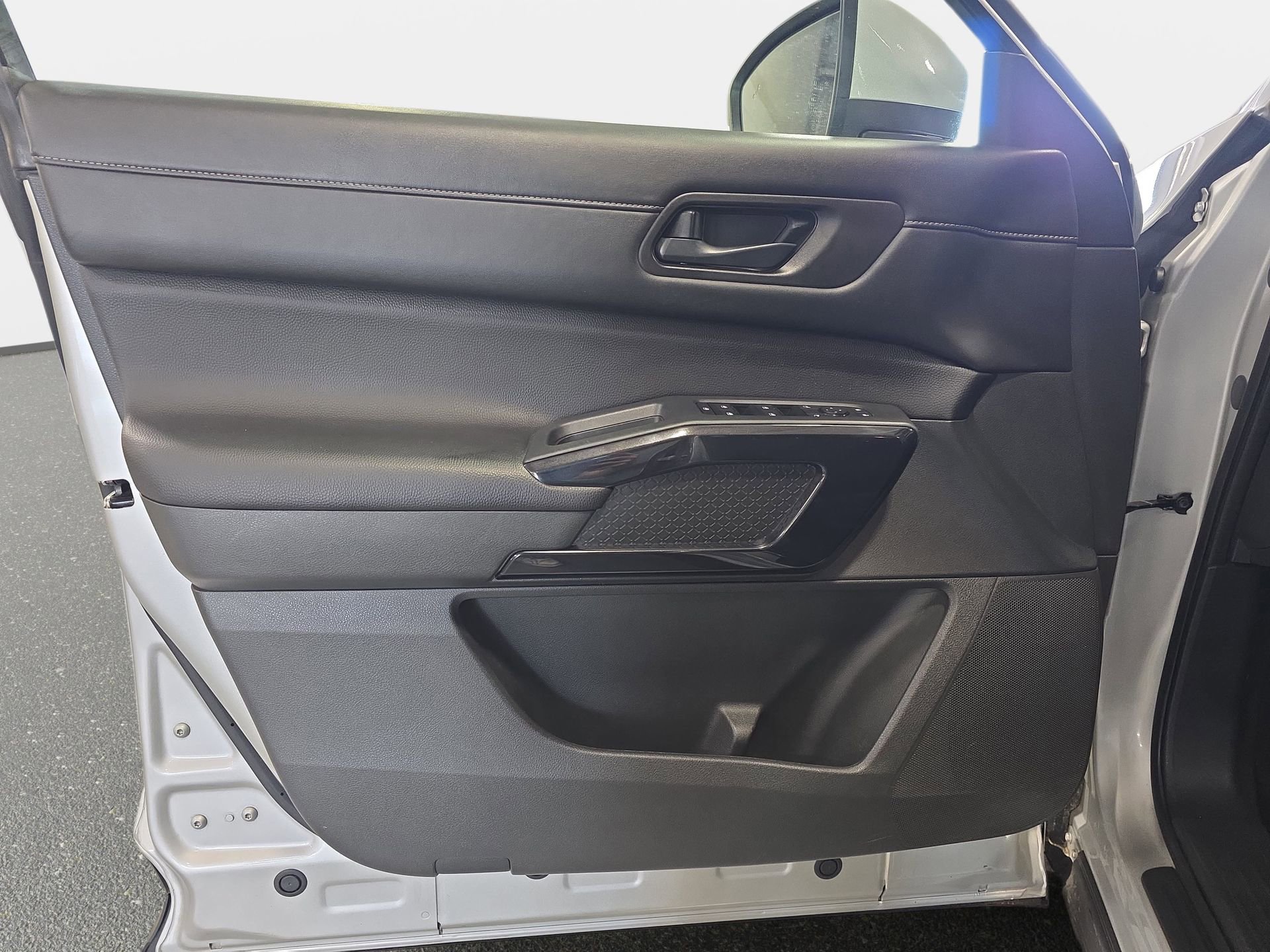 Used 2025 Nissan Pathfinder SV image 25