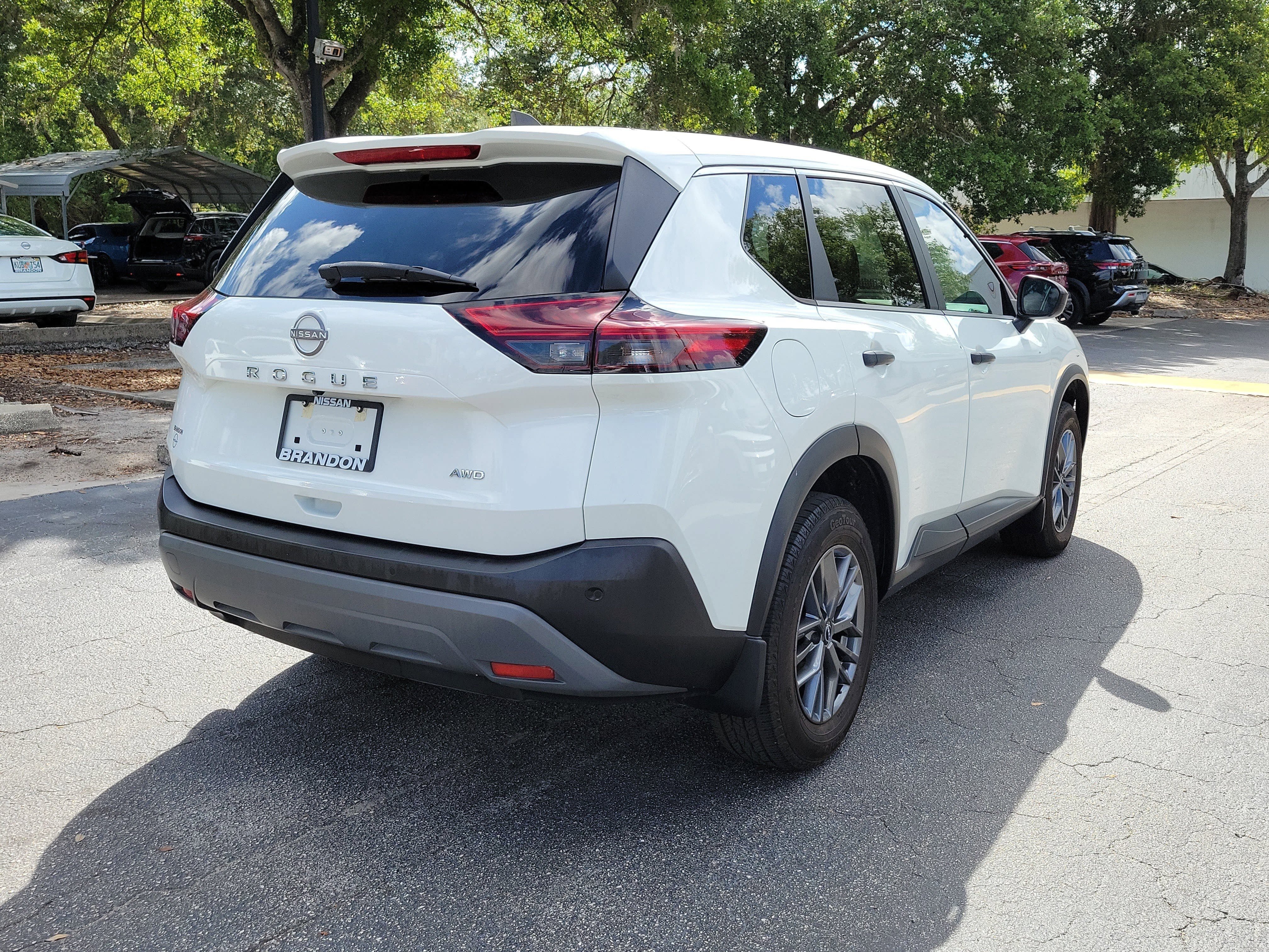Used 2023 Nissan Rogue S AWD/4WD image 10