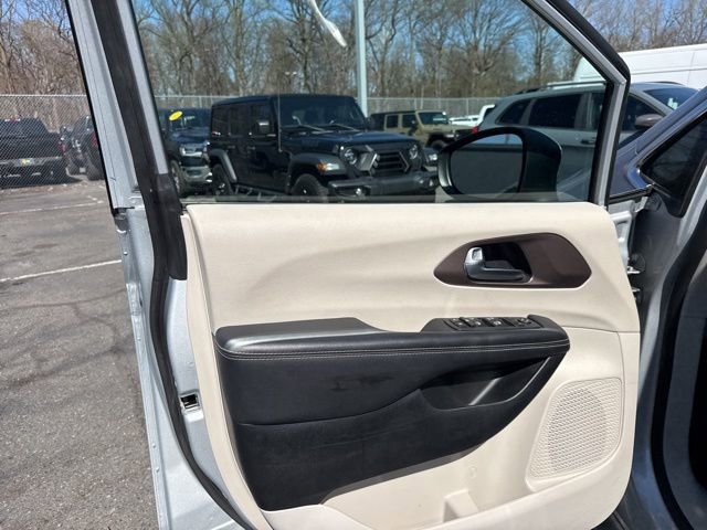 Used 2023 Chrysler Voyager LX image 30