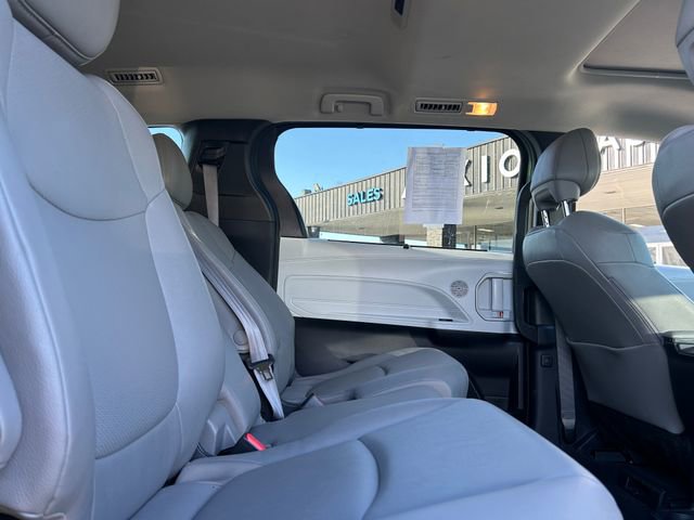 Used 2025 Toyota Sienna XLE image 34