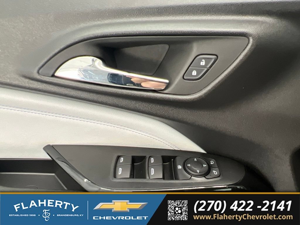 Used 2025 Chevrolet Trax LT FWD image 21