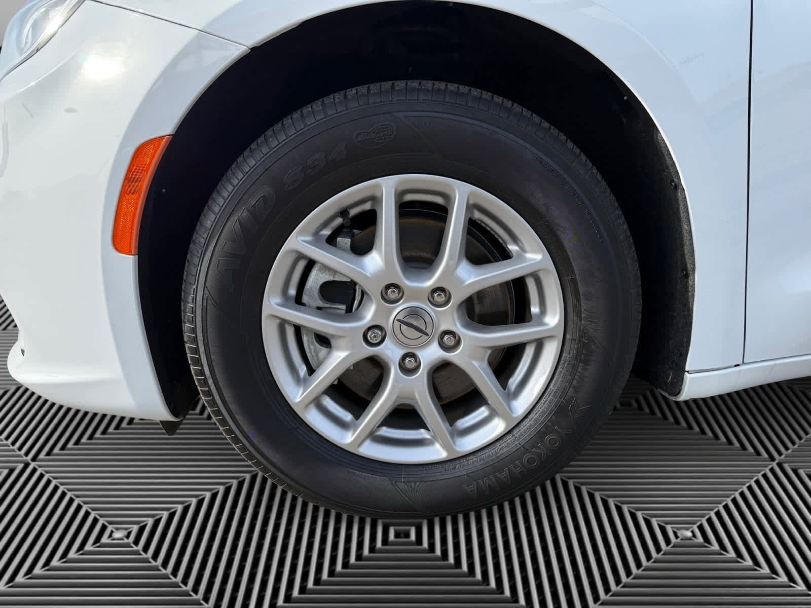 Used 2024 Chrysler Pacifica Touring-L image 9