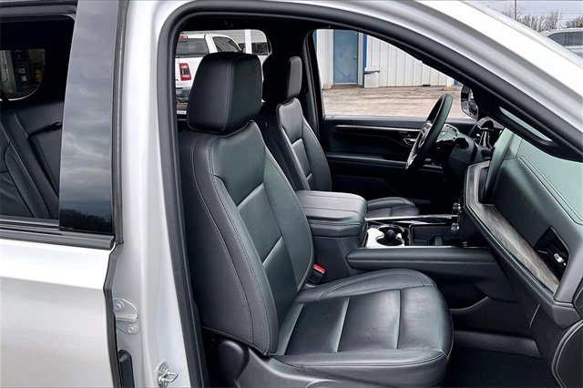 Used 2025 Chevrolet Suburban Z71 image 30