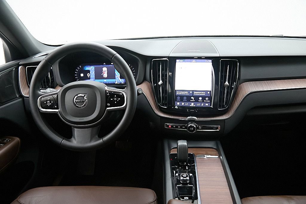 Used 2023 Volvo XC60 B5 Plus w/ Climate Package image 25