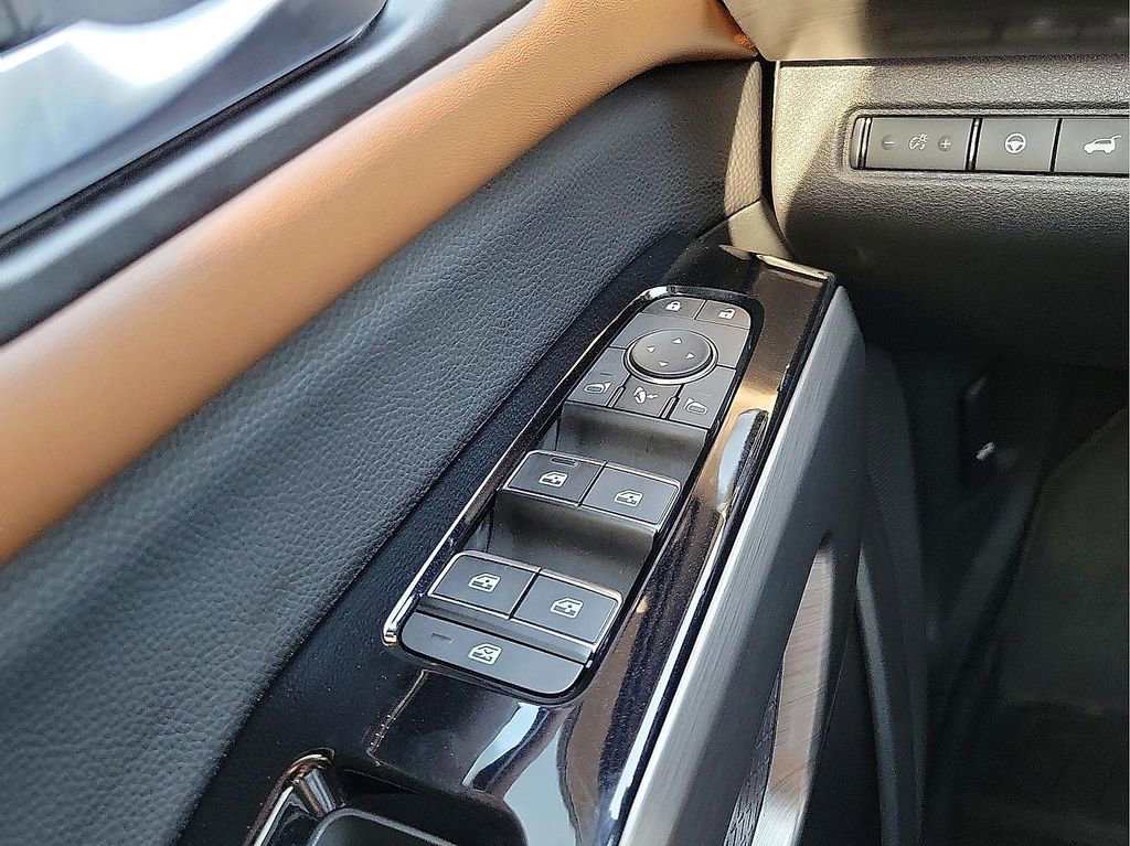 Used 2025 Nissan Pathfinder Platinum w/ Cargo Package image 14