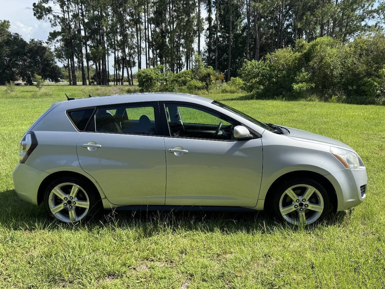 Used 2009 Pontiac Vibe w/ Preferred Package FWD image 3
