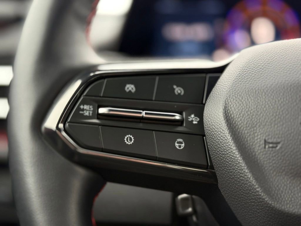 Used 2025 Chevrolet Traverse RS image 29