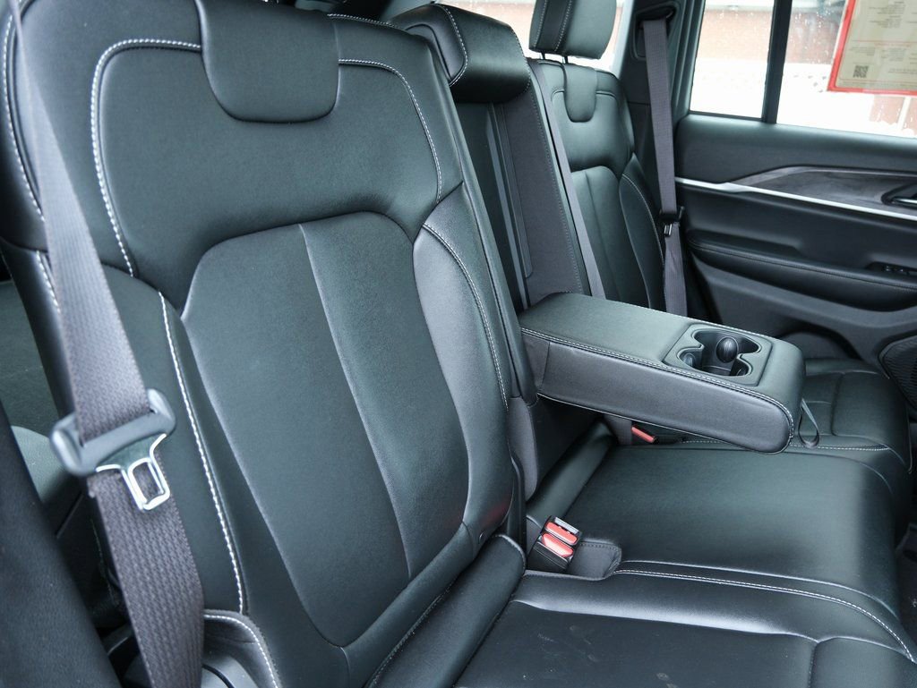 Used 2024 Jeep Grand Cherokee Limited image 30