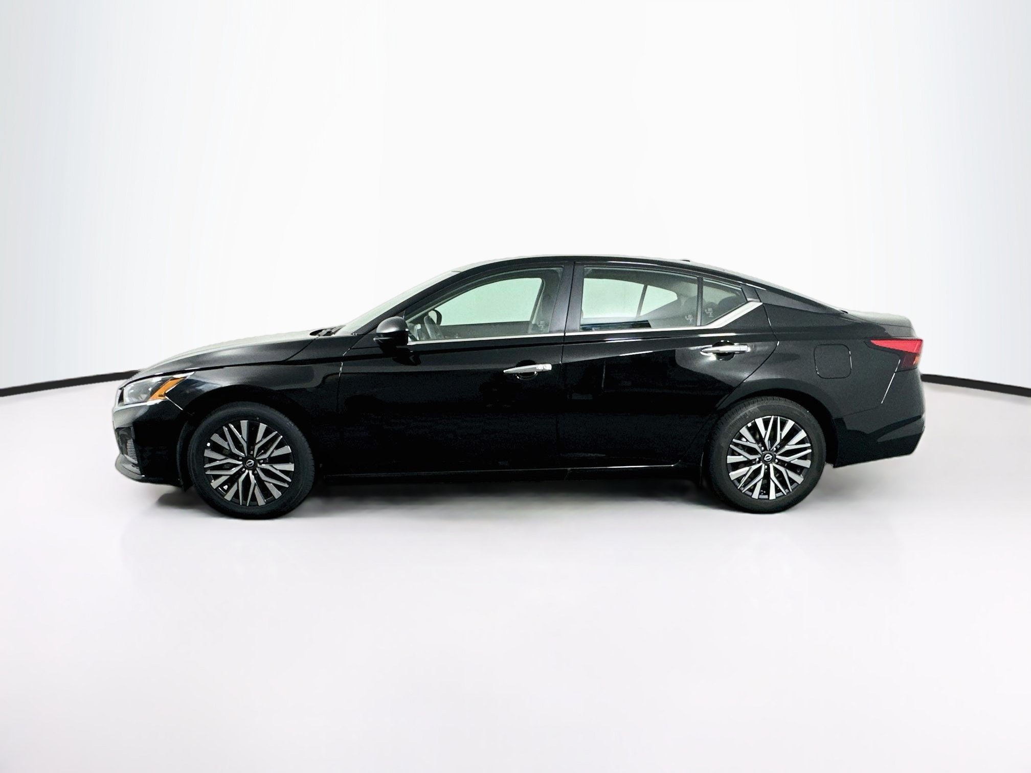 Used 2025 Nissan Altima 2.5 SV FWD image 4