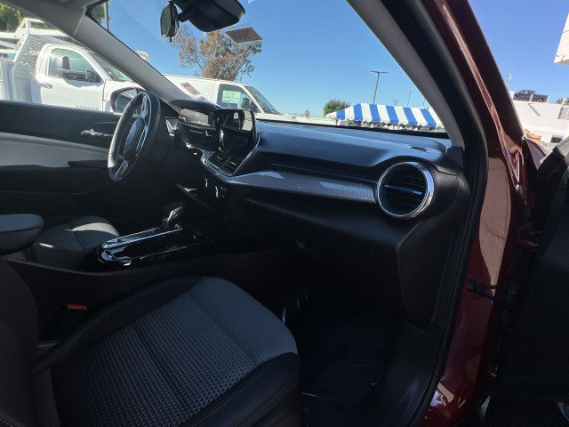 Used 2025 Chevrolet Trax LT w/ LT Convenience Package image 28