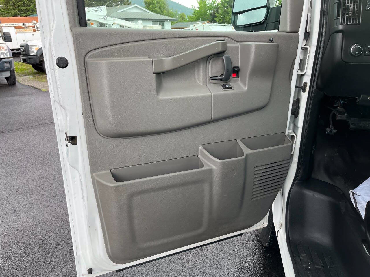 Used 2018 Chevrolet Express 2500 w/ Driver Convenience Package RWD image 9