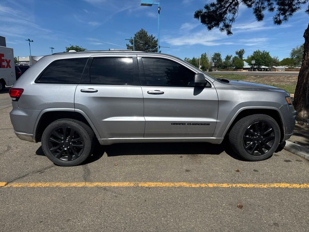 Used 2018 Jeep Grand Cherokee Altitude AWD/4WD image 4