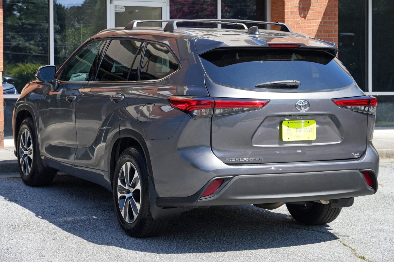 Used 2021 Toyota Highlander XLE FWD image 46