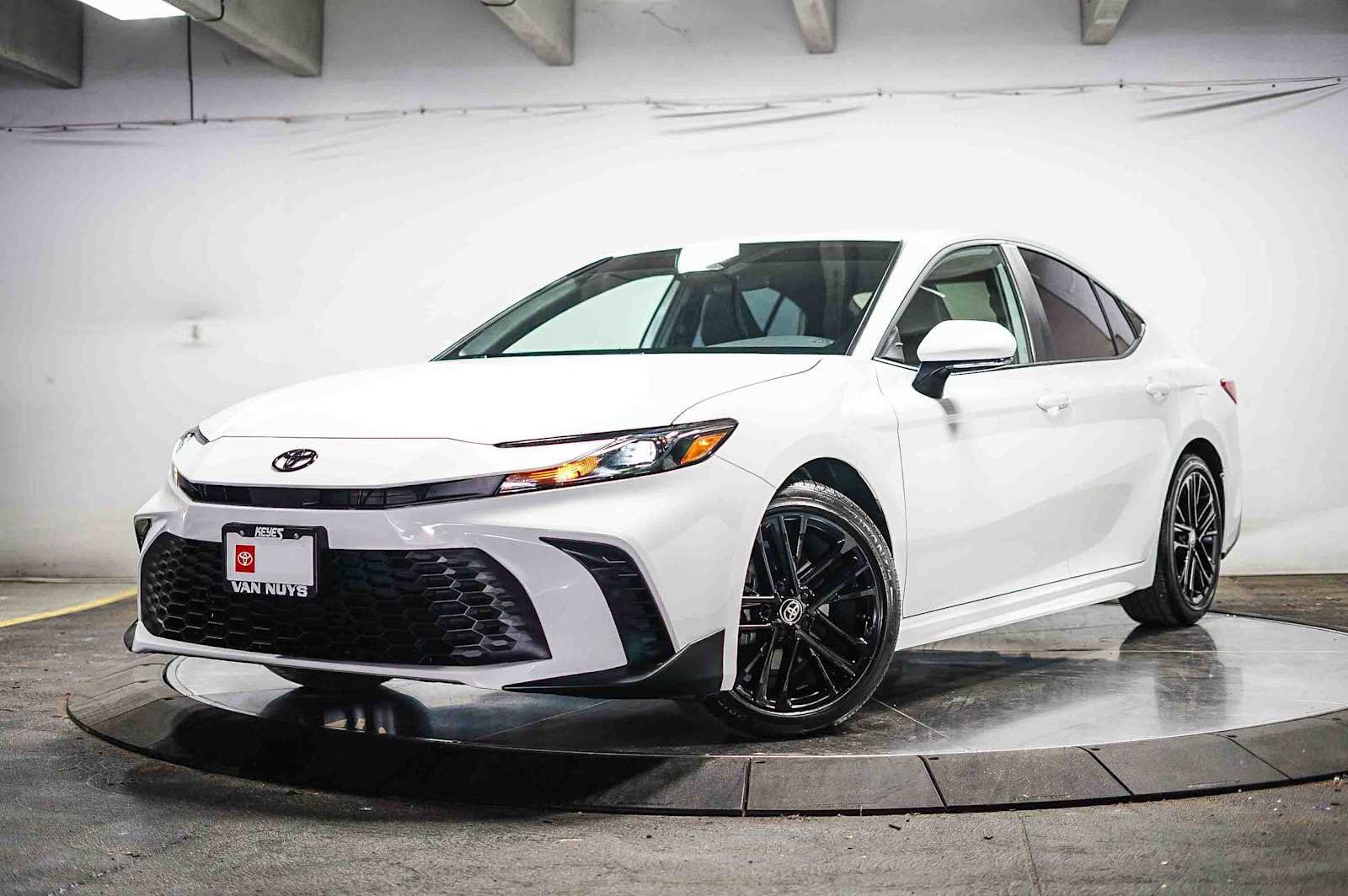 Used 2026 Toyota Camry SE FWD image 1