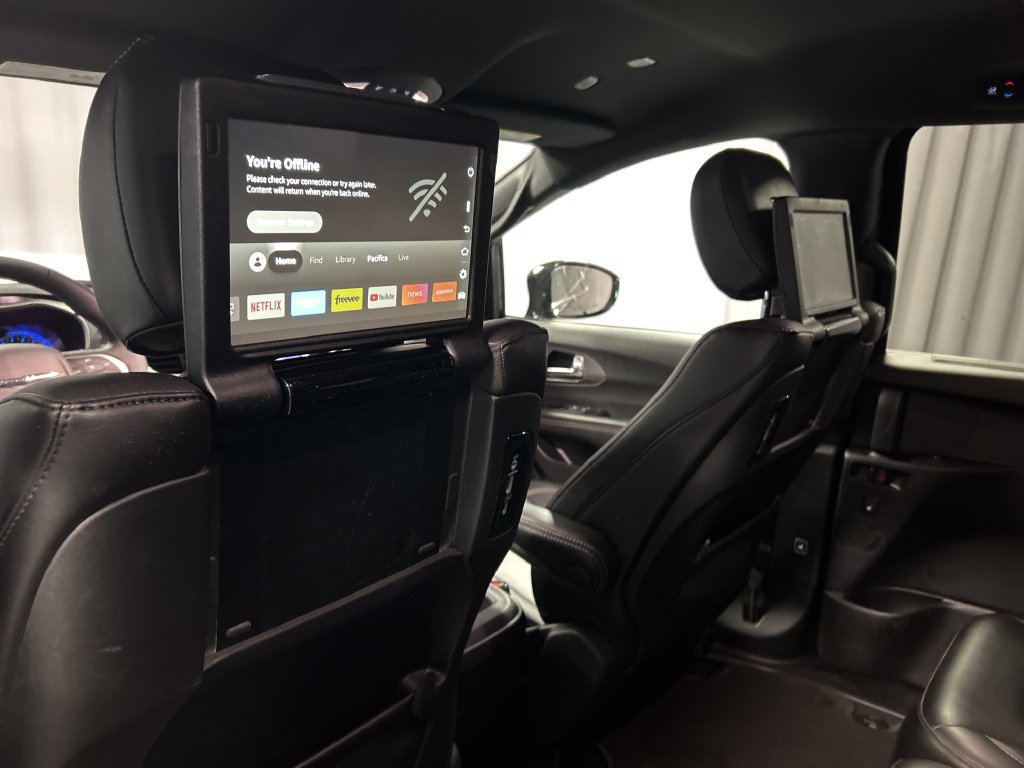 Used 2025 Chrysler Pacifica Select w/ Uconnect Theater Family Group FWD image 24