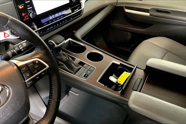 Used 2021 Toyota Sienna XLE image 17