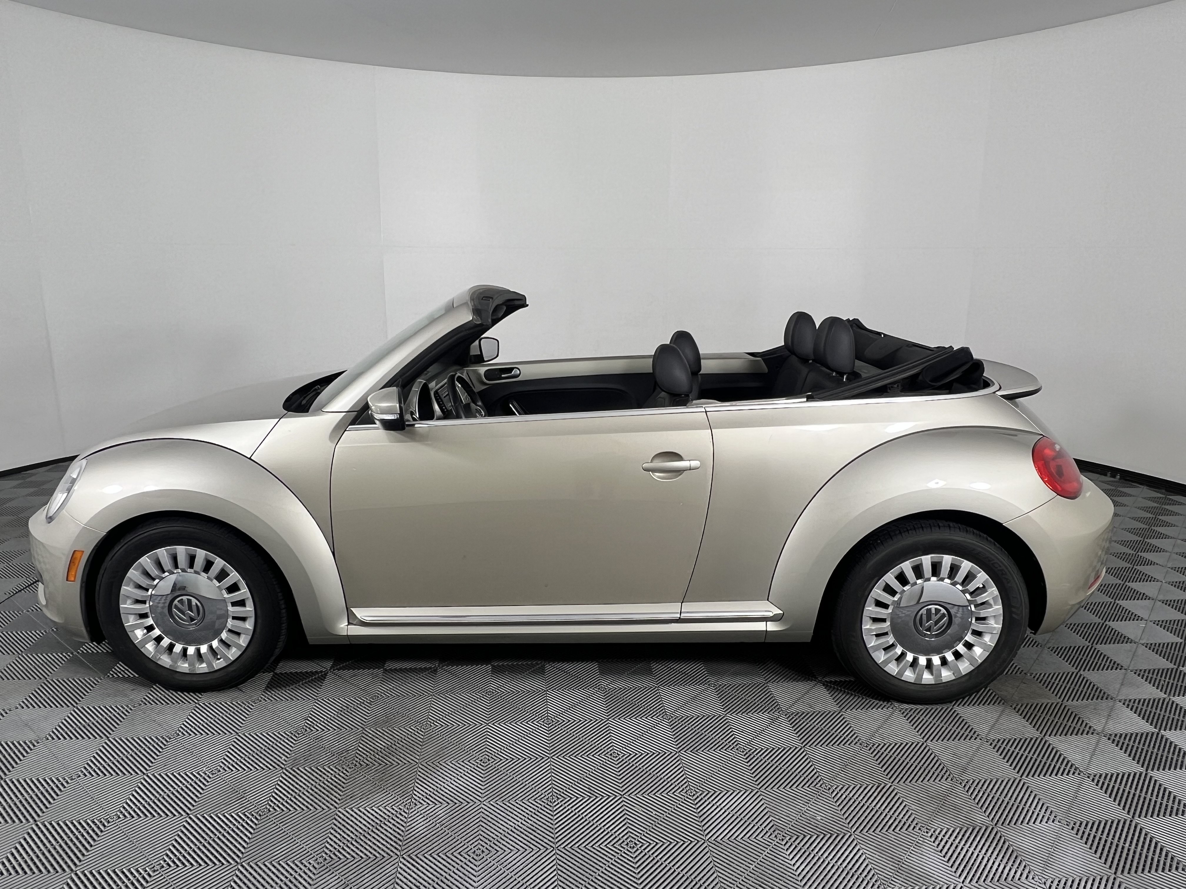Used 2015 Volkswagen Beetle 1.8T FWD image 13