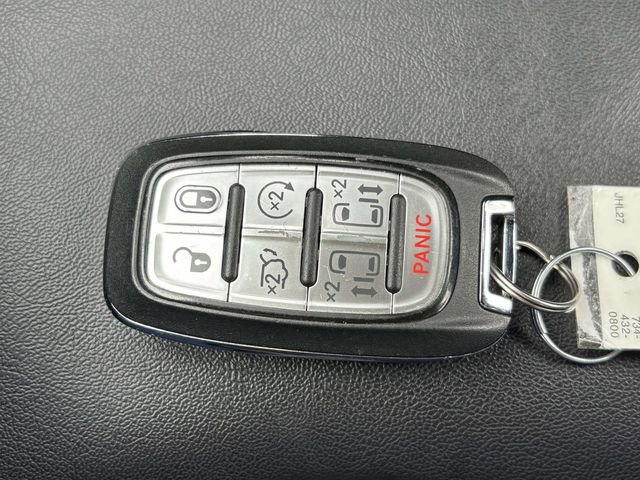 Used 2025 Chrysler Pacifica Select image 20