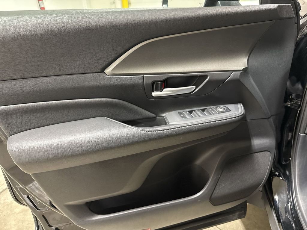 Used 2025 Toyota Grand Highlander FWD image 21